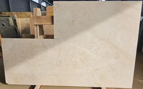 تصویر 2 از سنگ تراورتن بمانی نژاد مناسب استفاده در فضا های پر تردد مانند لابی و سالن‌ ها